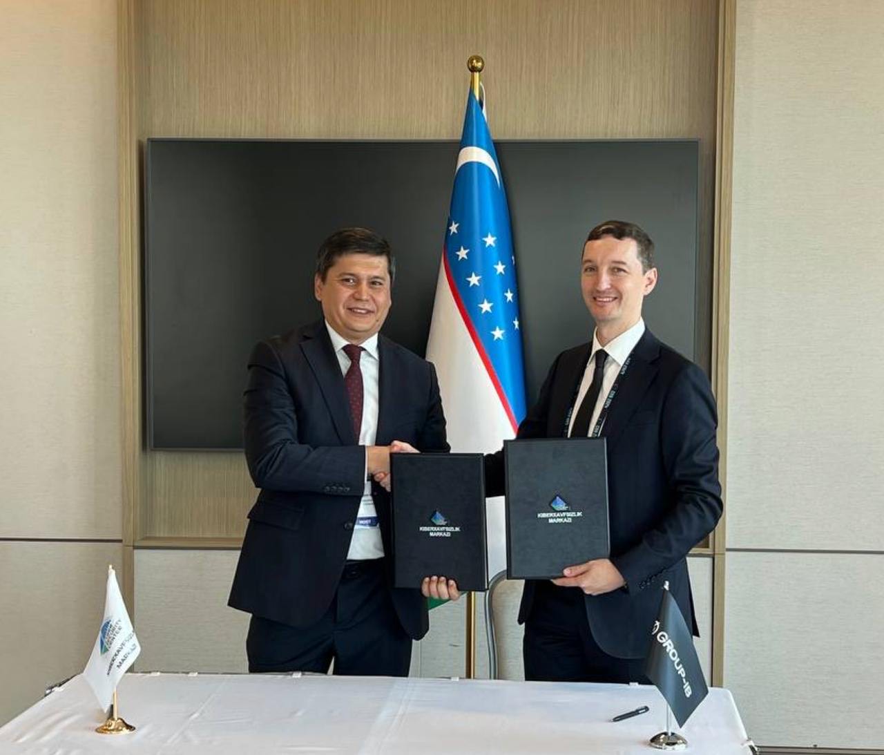 The signing and exchange of the Memorandum of Understanding between (left) Mirzaev Olimjon Nomazovich, Director of the Cybersecurity Center (CSC) of Uzbekistan, and Dmitry Volkov, Chief Executive Officer of Group-IB (right).